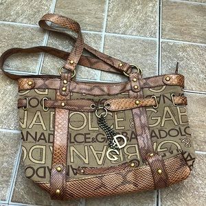 This is a Dolce& Gabbana bag, it has two zipper pockets one inside one out.